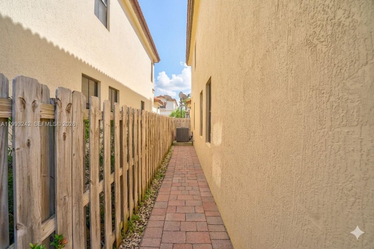 10021 NW 87th Ter, Doral, FL 33178 Photo