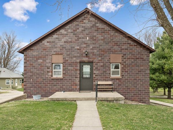 416 1st Street, Colesburg, IA 52035