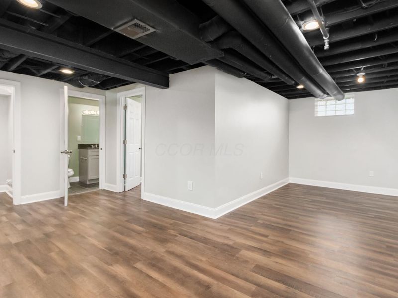 1725 E Cooke Road, Columbus, OH 43224 Photo 24