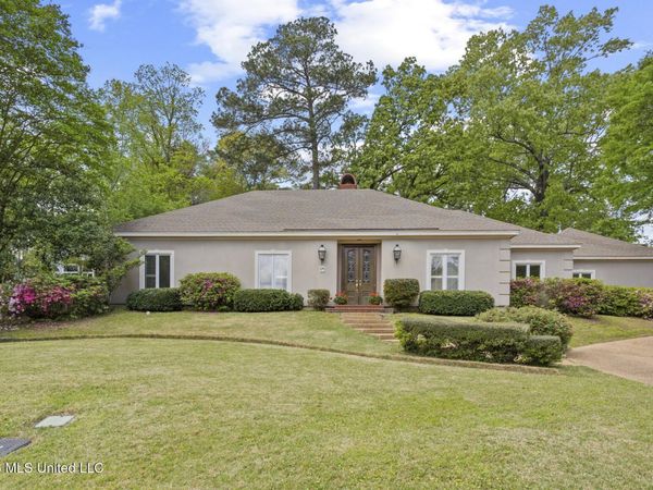 11 Highland Meadows Drive, Jackson, MS 39211