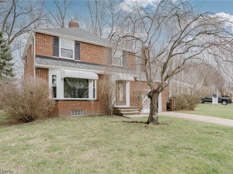 1911 Beverly Hills Drive, Euclid, OH 44117 Photo 2