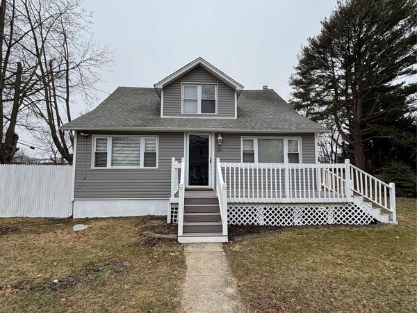 26 Roslyn Street, Islip Terrace, NY 11752