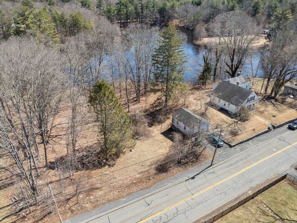 17 N Main St, Upton, MA 01568