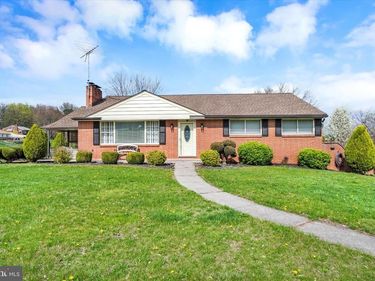 1940 OAKLEY DRIVE, YORK, PA 17408