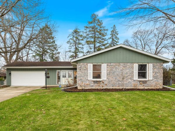 425 N Alfred Street , Elgin, IL 60123