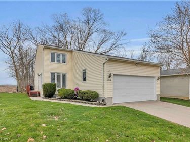 144 Royal Crest Drive, Unit M, Seville, OH 44273