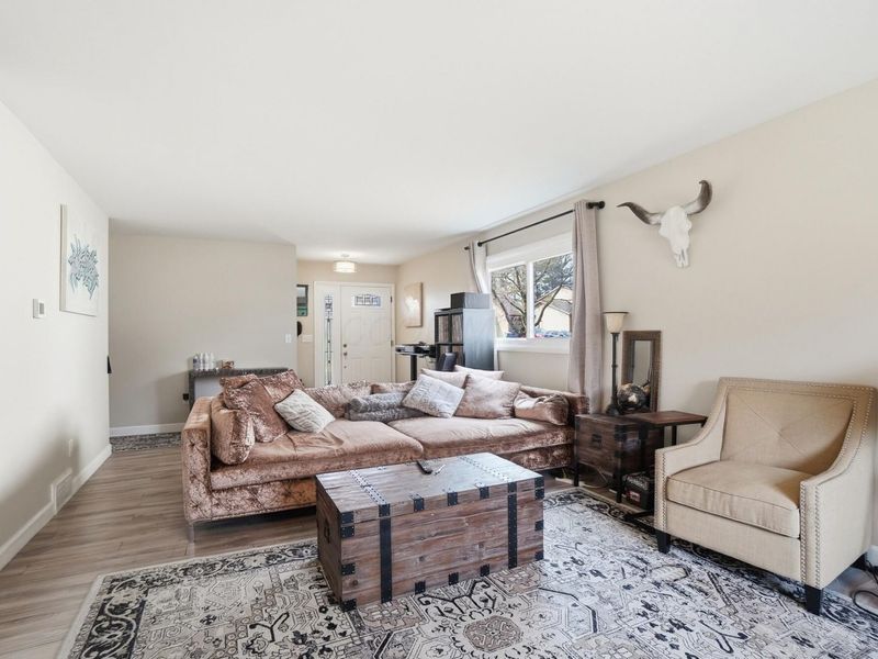 902-904 Bluffway Drive, Columbus, OH 43235 Photo 7