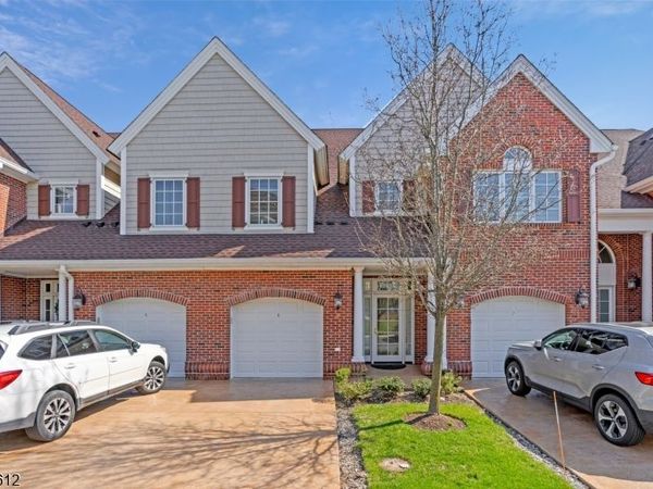 8 Schmidt Cir, Watchung, NJ 07069