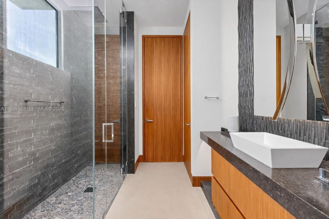 650 Royal Plaza Dr, Fort Lauderdale, FL 33301 Photo