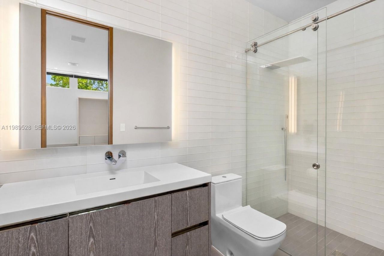 650 Royal Plaza Dr, Fort Lauderdale, FL 33301 Photo