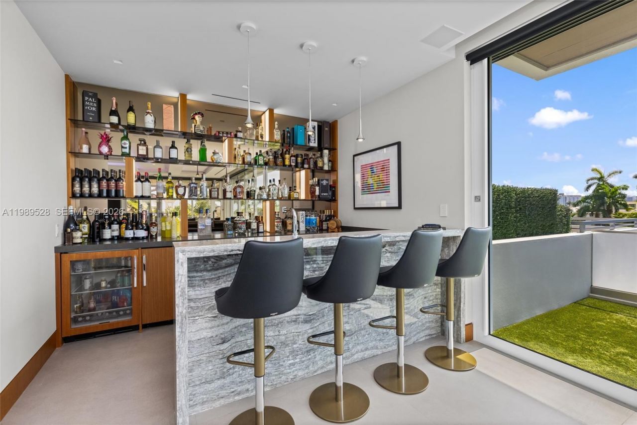 650 Royal Plaza Dr, Fort Lauderdale, FL 33301 Photo