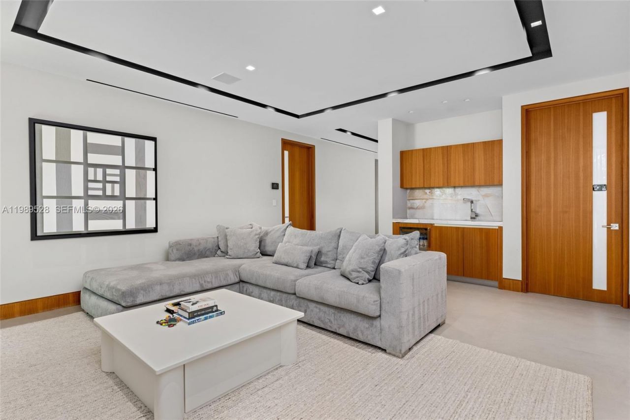 650 Royal Plaza Dr, Fort Lauderdale, FL 33301 Photo