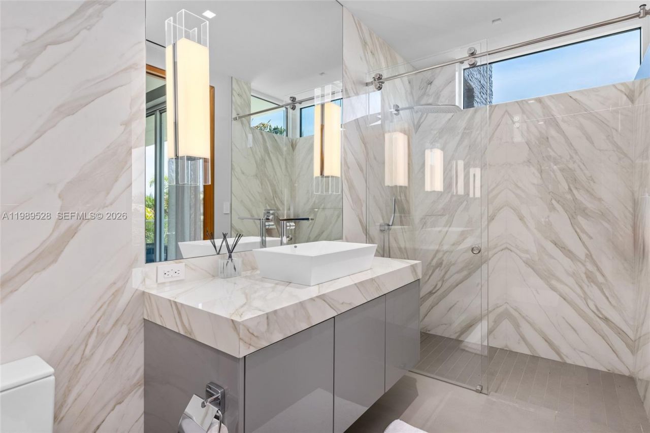 650 Royal Plaza Dr, Fort Lauderdale, FL 33301 Photo