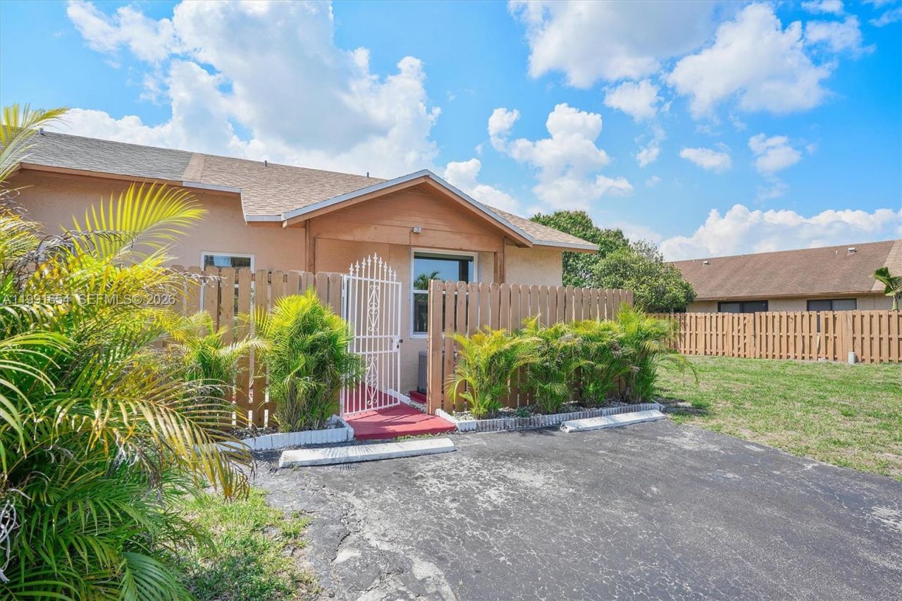 6723 NW 188th Ter, Hialeah, FL 33015 Main Photo