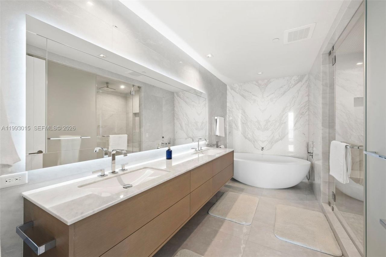 18501 Collins Ave , Unit 2504, Sunny Isles Beach, FL 33160 Photo