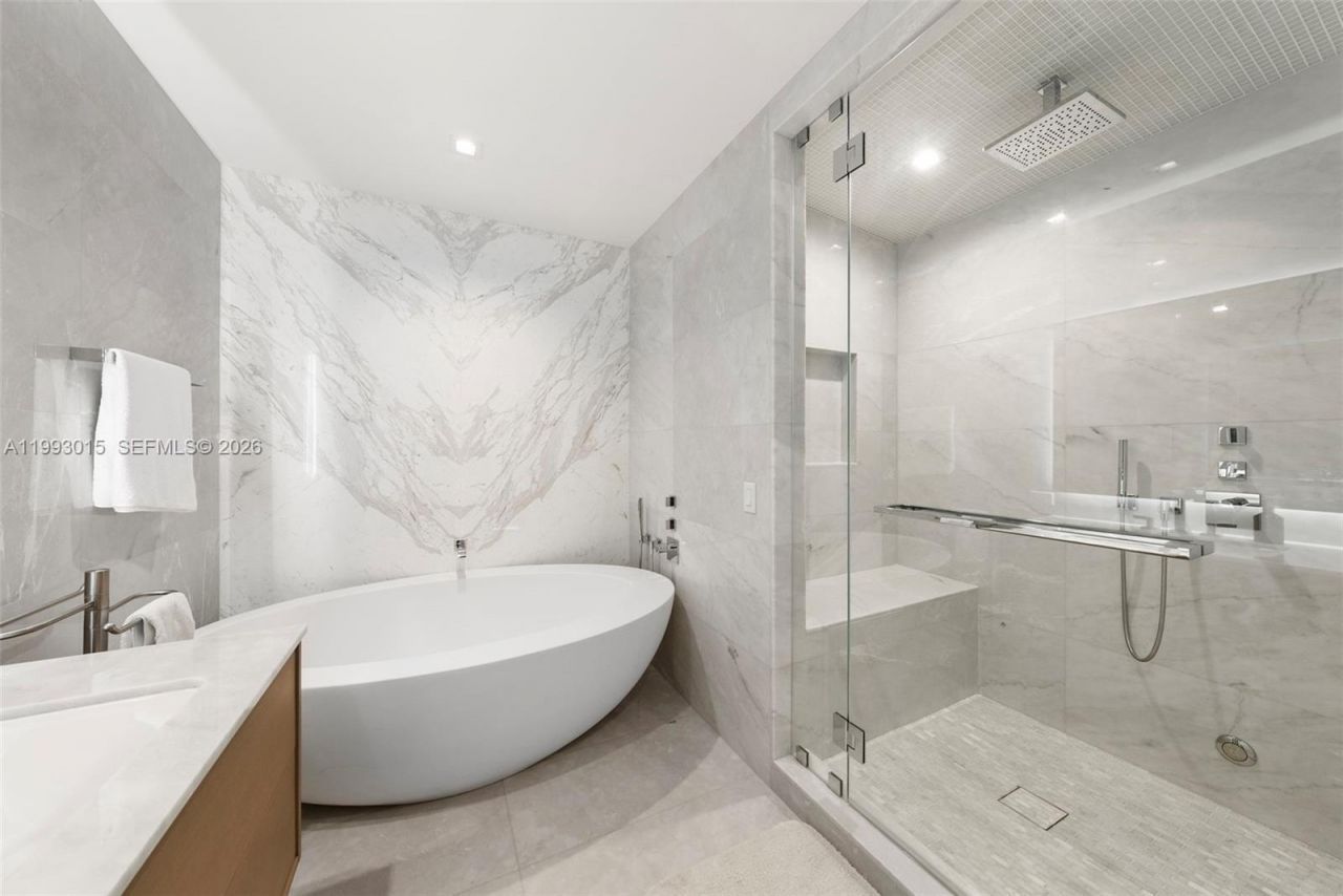 18501 Collins Ave , Unit 2504, Sunny Isles Beach, FL 33160 Photo