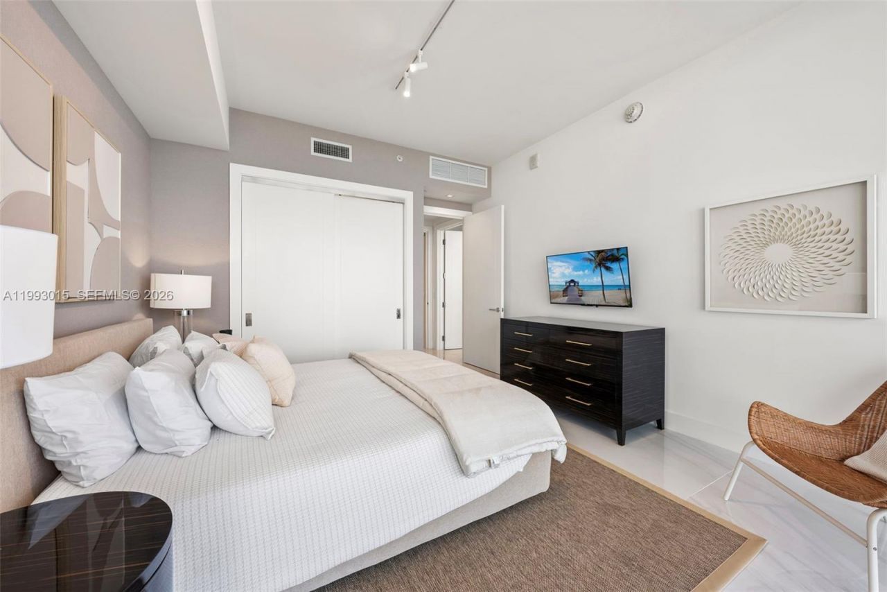 18501 Collins Ave , Unit 2504, Sunny Isles Beach, FL 33160 Photo