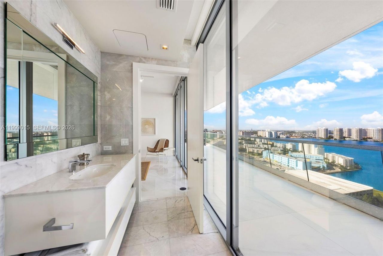 18501 Collins Ave , Unit 2504, Sunny Isles Beach, FL 33160 Photo