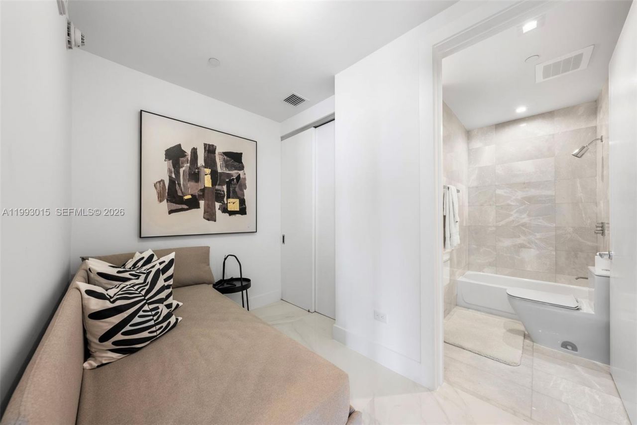 18501 Collins Ave , Unit 2504, Sunny Isles Beach, FL 33160 Photo