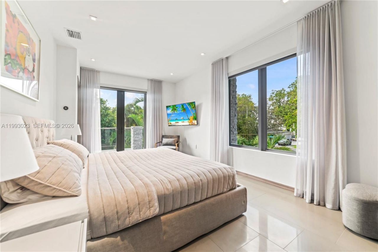 9301 N Bayshore Dr, Miami Shores, FL 33138 Photo