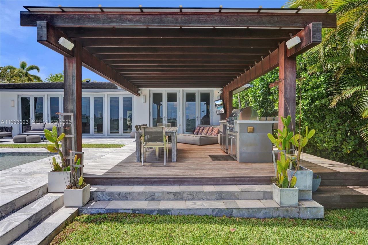 9301 N Bayshore Dr, Miami Shores, FL 33138 Photo