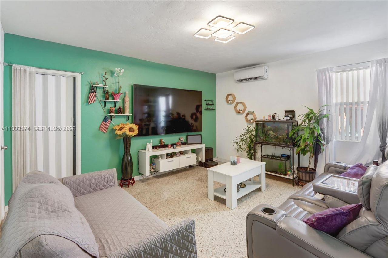 3675 NW 5th St, Miami, FL 33125 Photo