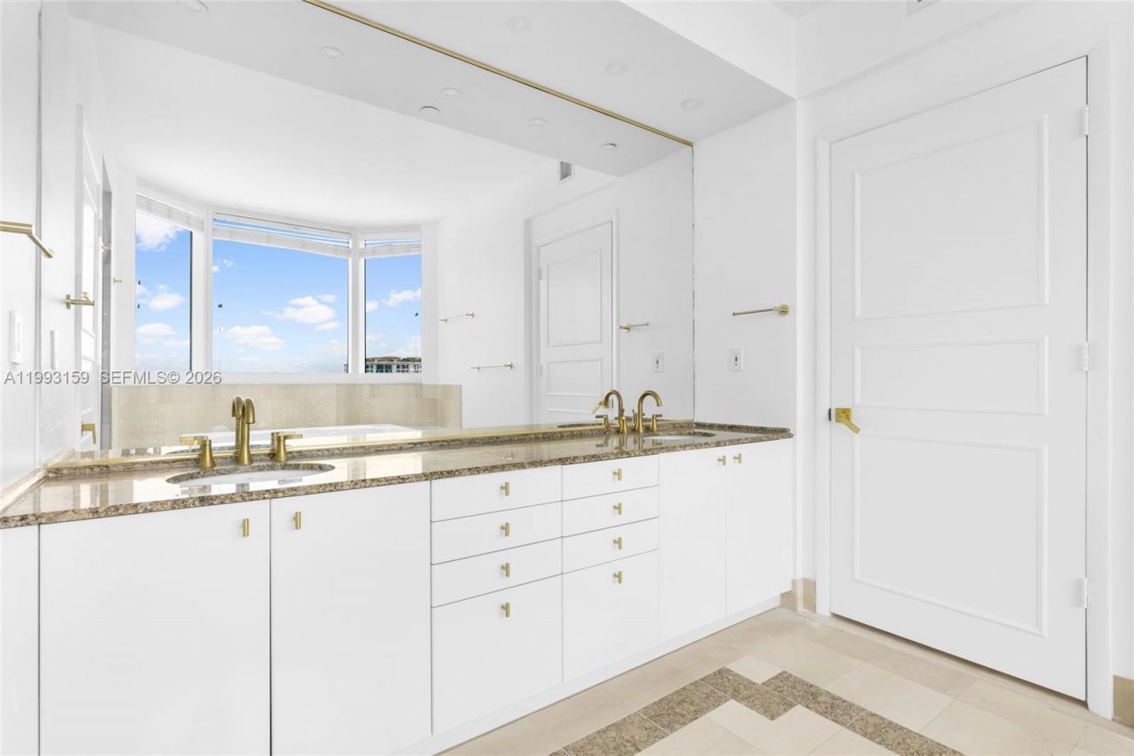 300 S Pointe Drive, Unit 801, Miami Beach, FL 33139 Photo