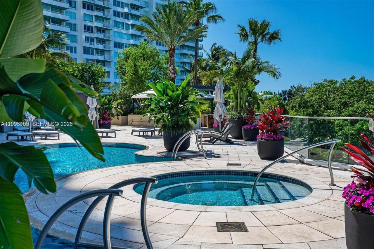 300 S Pointe Drive, Unit 801, Miami Beach, FL 33139 Photo