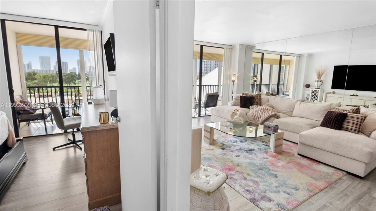 20301 W Country Club Dr, Unit 526, Aventura, FL 33180 Photo