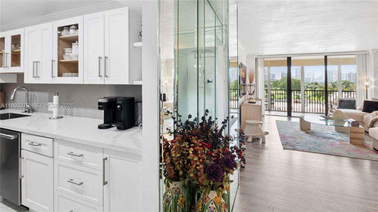 20301 W Country Club Dr, Unit 526, Aventura, FL 33180 Photo