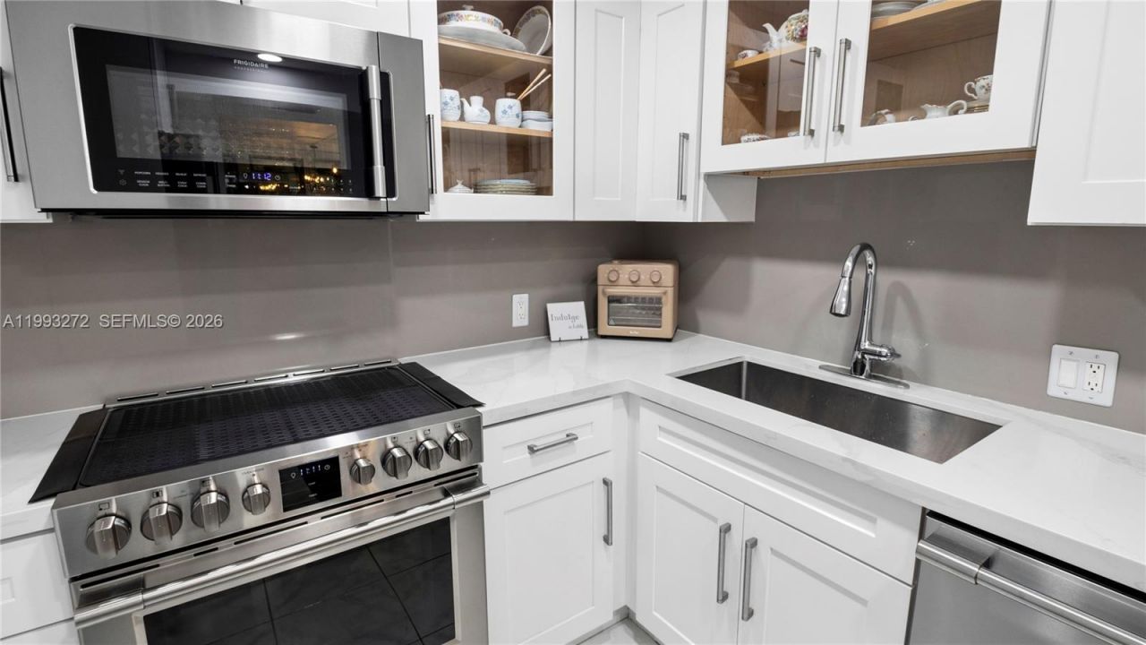 20301 W Country Club Dr, Unit 526, Aventura, FL 33180 Photo