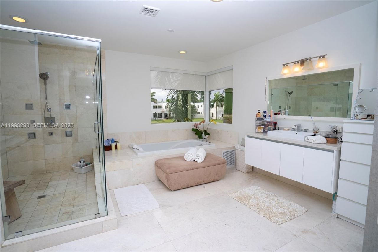 10272 NW 75th Ter, Doral, FL 33178 Photo