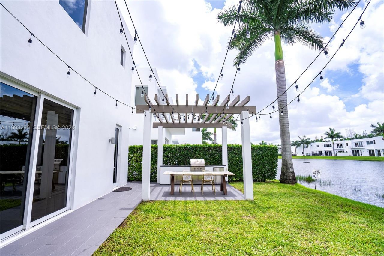10272 NW 75th Ter, Doral, FL 33178 Photo