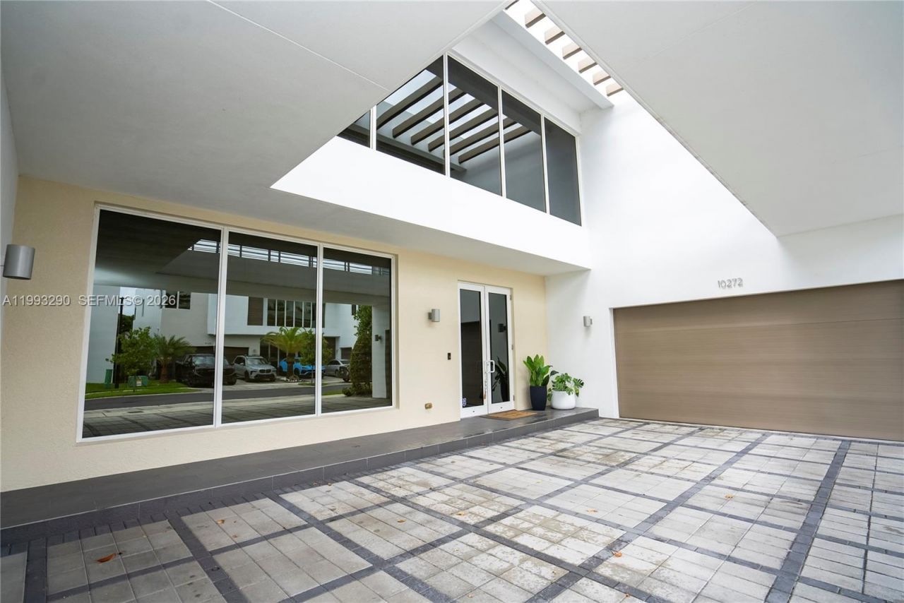 10272 NW 75th Ter, Doral, FL 33178 Photo
