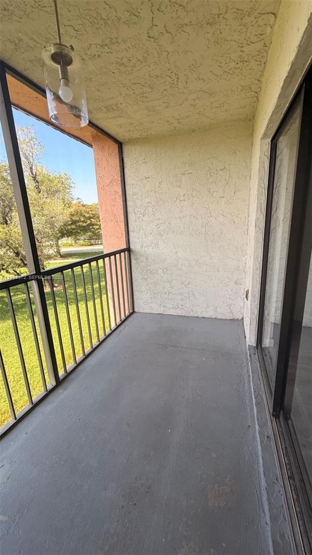 231 Lakeview Dr, Unit 204, Weston, FL 33326 Photo