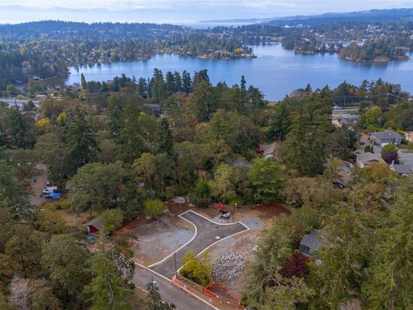 3806 Madaric Pl , Saanich, BC V8Z 2N1