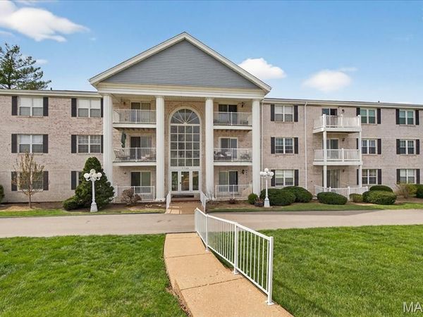 1122 Sunbolt Drive, Unit K, St Louis, MO 63129