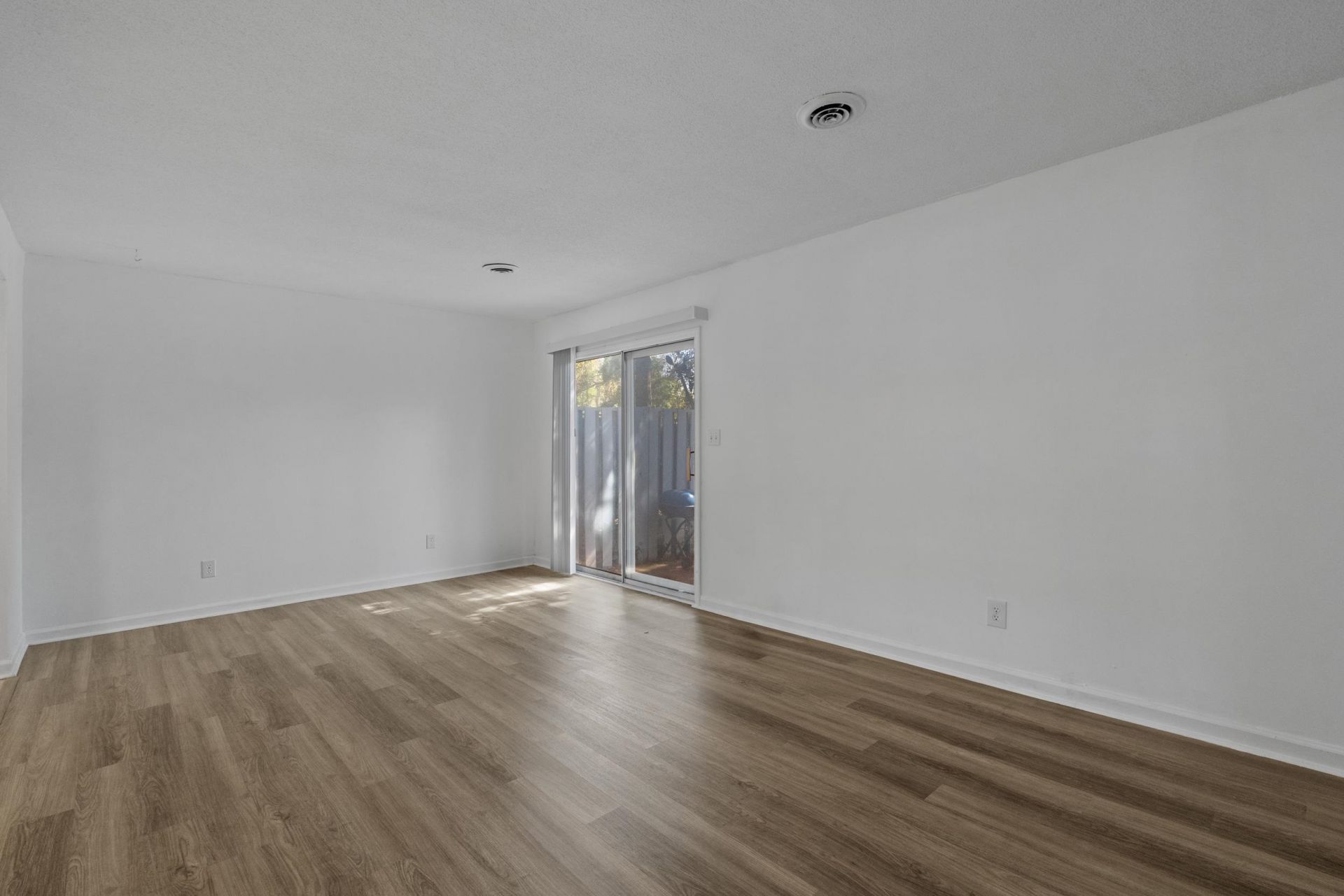 4505 N Kings Hwy. Photo 16