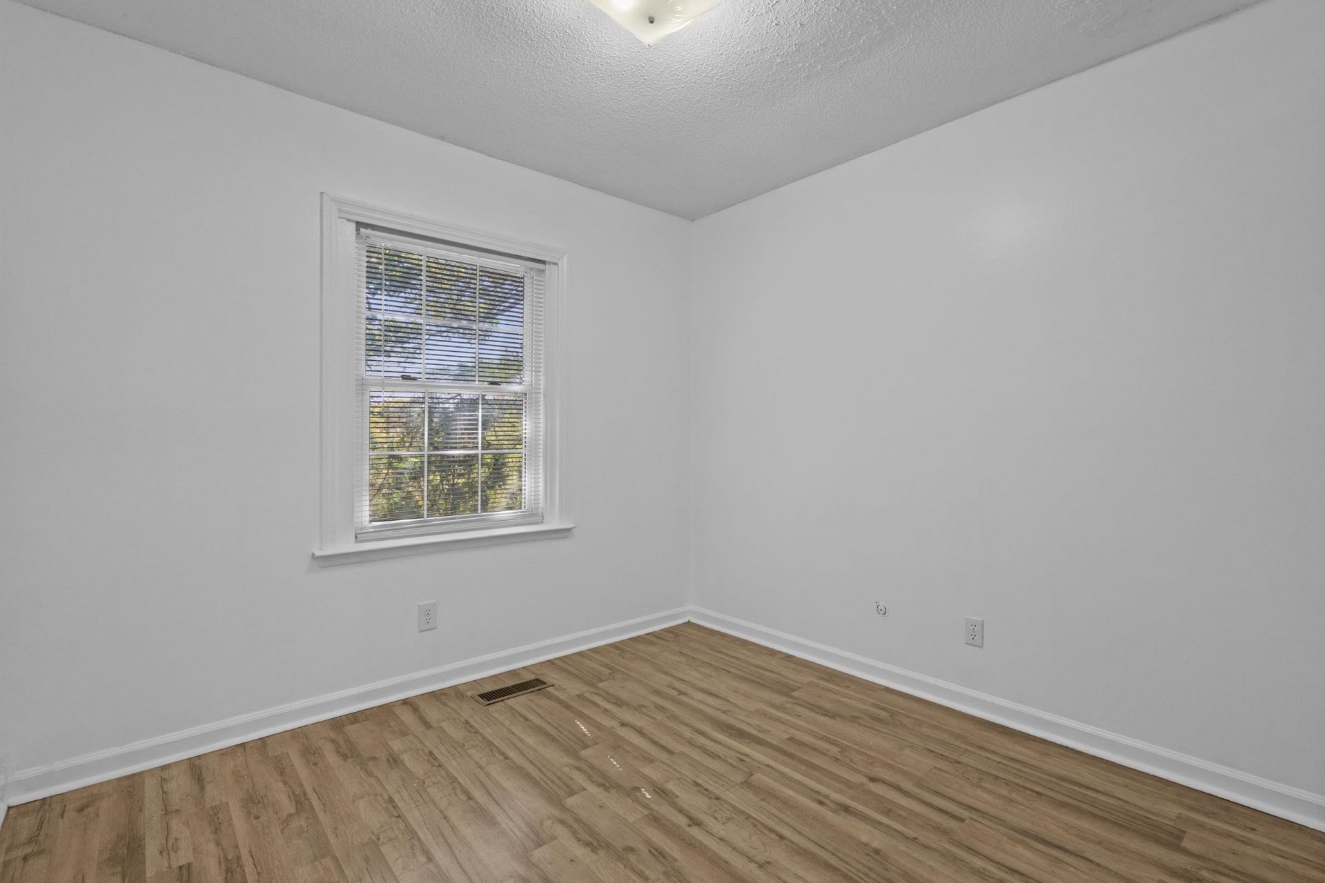 4505 N Kings Hwy. Photo 27