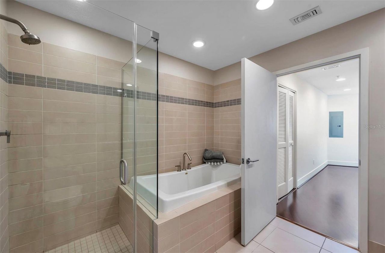 175 1st Street S, Unit 2804, Saint Petersburg, FL 33701 Photo