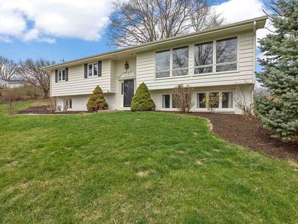 22 Fairview Knl NE, Iowa City, IA 52240