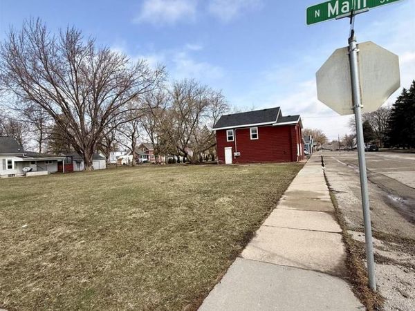 10 E GRUENWALD AVENUE, Oshkosh, WI 54901