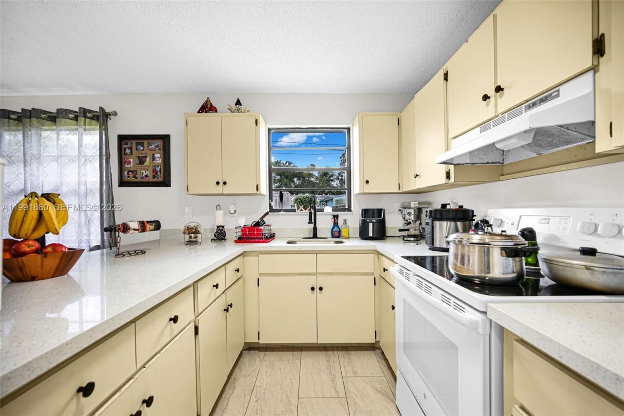 2934 NW 94th St, Miami, FL 33147 Photo