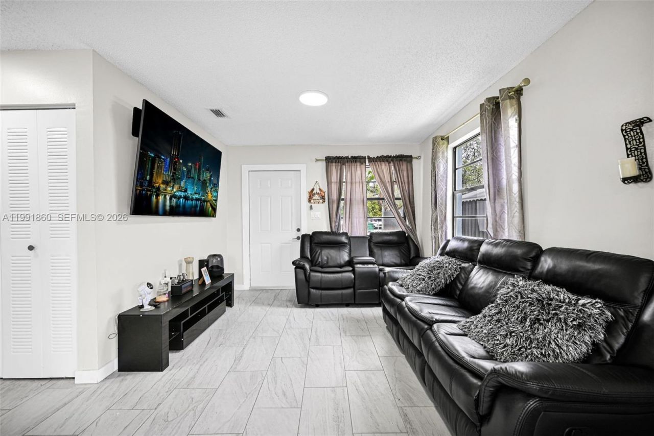 2934 NW 94th St, Miami, FL 33147 Photo