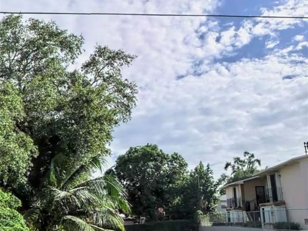 542 SW 2nd St , Miami, FL 33130