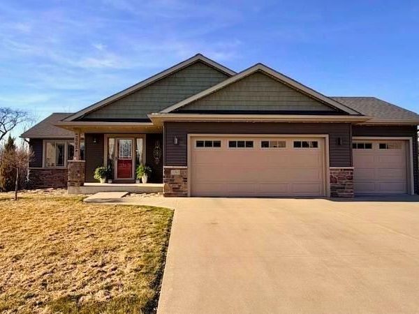 3993 Stone Point Drive NE, Rochester, MN 55906
