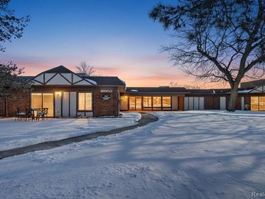 29900 N Grand Oaks Drive , Warren, MI 48092
