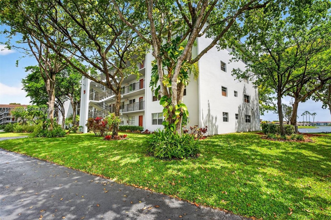 1301 SW 134th Way , Unit 313B, Pembroke Pines, FL 33027 Photo