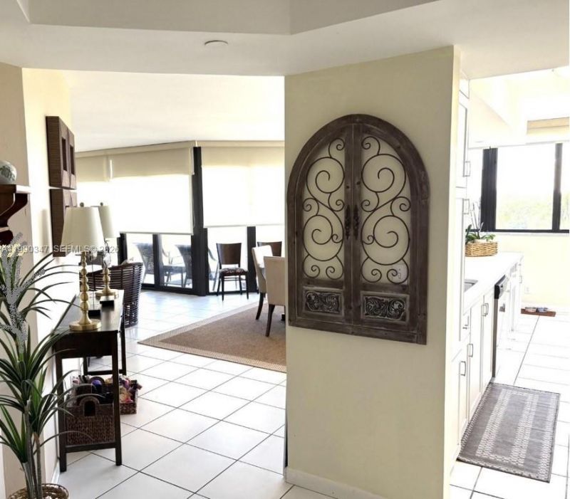 20185 E Country Club Dr , Unit 405, Aventura, FL 33180 Photo