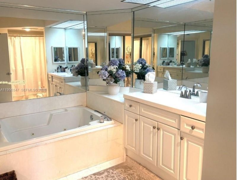 20185 E Country Club Dr , Unit 405, Aventura, FL 33180 Photo